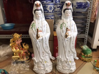 Tượng quan âm sứ đứng