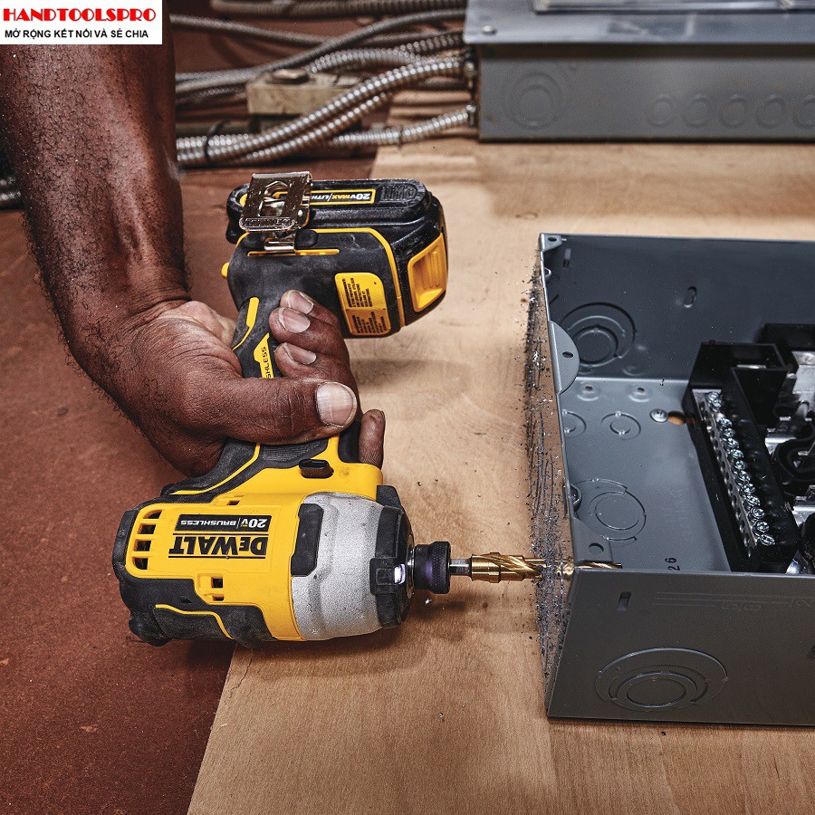 Máy vặn vít dùng pin DeWALT 20V DCF809P2 (SET 5Ah) không chổi than