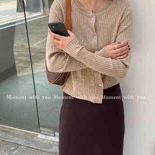 Áo len khuy lệch