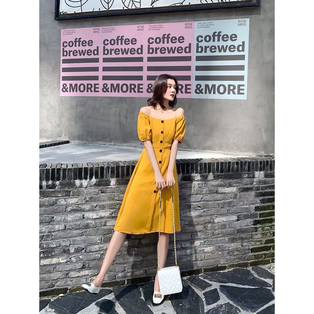 Đầm vàng bẹt vai phối nút xinh MAGB2606203