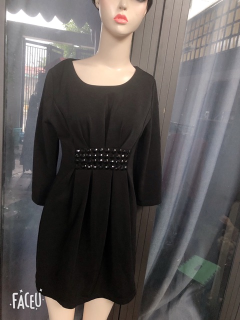 Đầm suông tay lỡ màu đen ngẫu nhiên