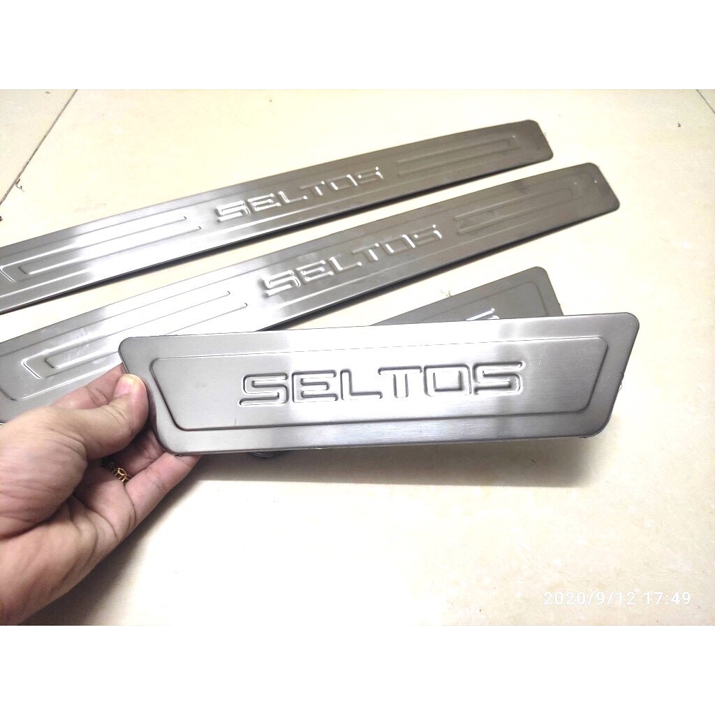 Ốp bậc cửa KIA SELTOS chống xước bảo vệ sơn xe, chất liệu inox 304 có sẵn keo 2 mặt siêu dính