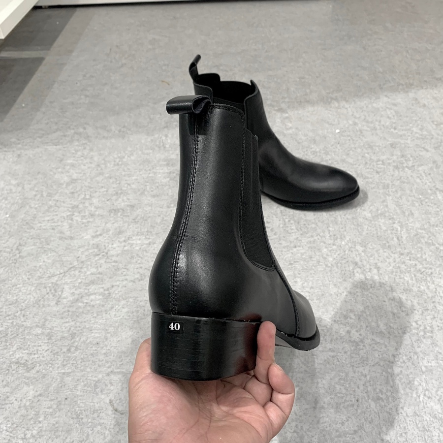 Giày Chelsea Boot High Heel chất liệu da trơn nhẵn, màu đen, đế cao su đúc tăng 4cm chiều cao, kiểu dáng thời trang