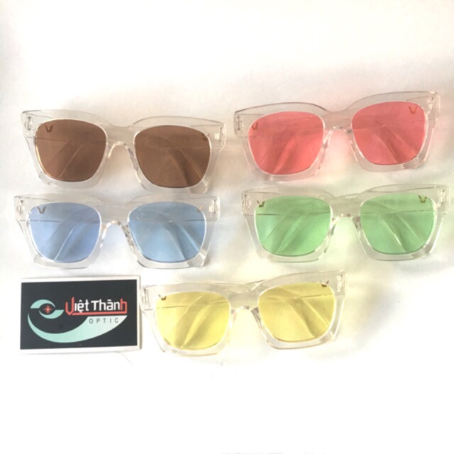 Kính trong suốt màu bản to .