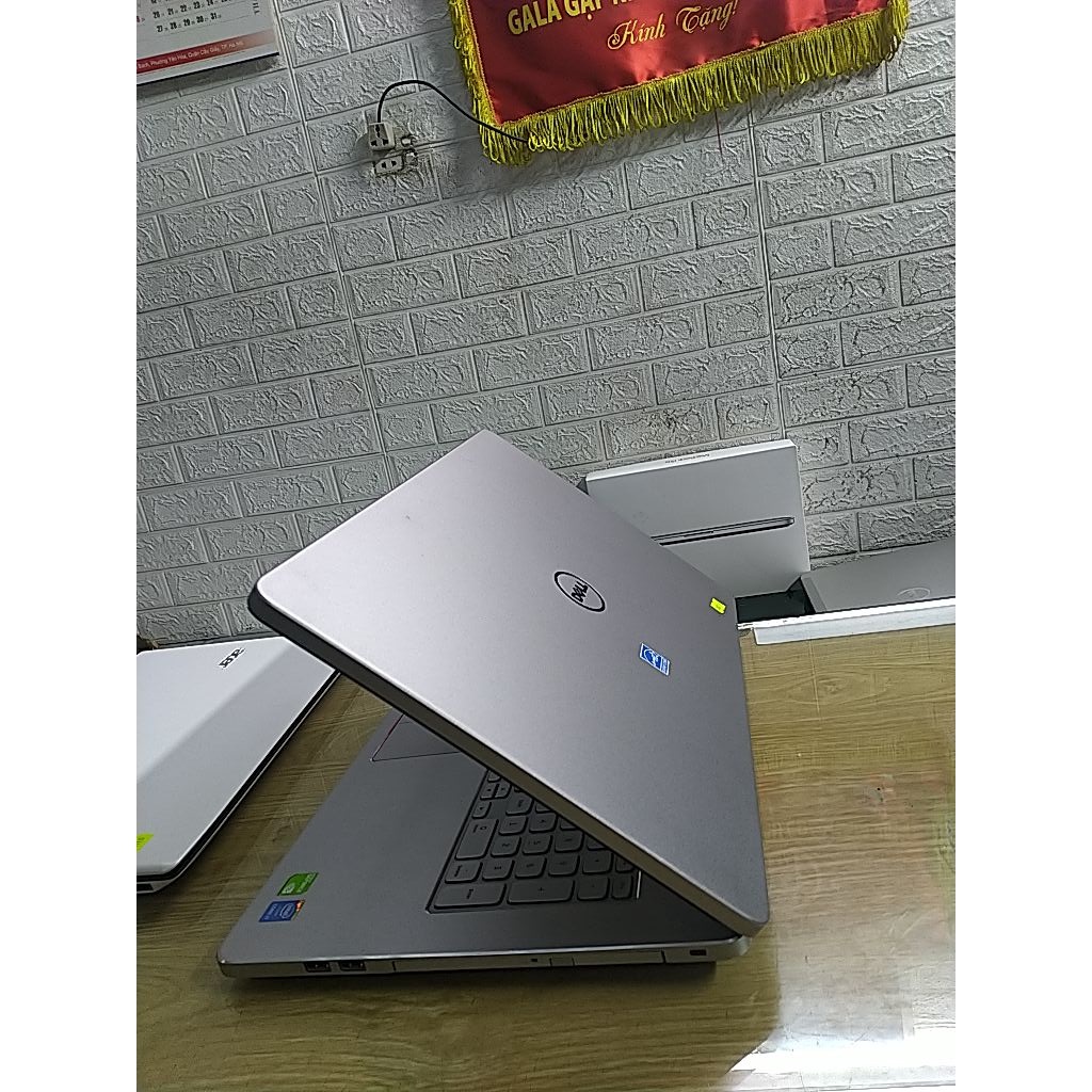 Laptop dell Inspiron 17 ( Intel core i7 5500u ram 16 GB ổ cứng 240gb )