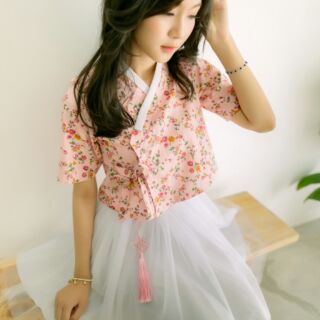 Áo hanbok cách tân hoa nhí