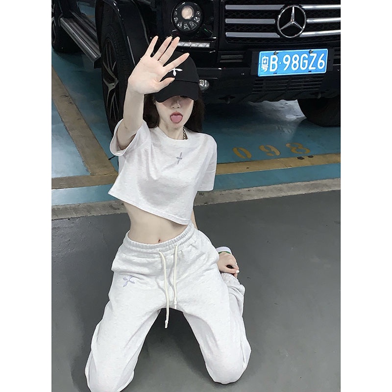 Set Áo Lửng Màu Xám Phản Quang Kèm Quần Legging Lưng Cao Thời Trang Cho Nữ