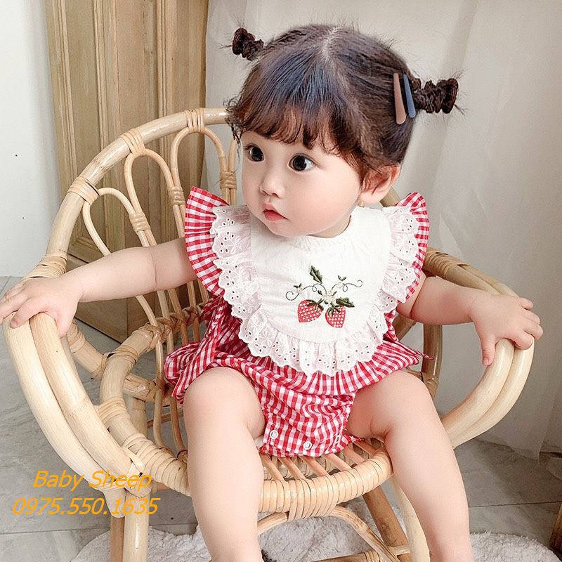 Body kẻ caro đỏ thêu dâu tây trước ngực cho bé gái 3-14kg