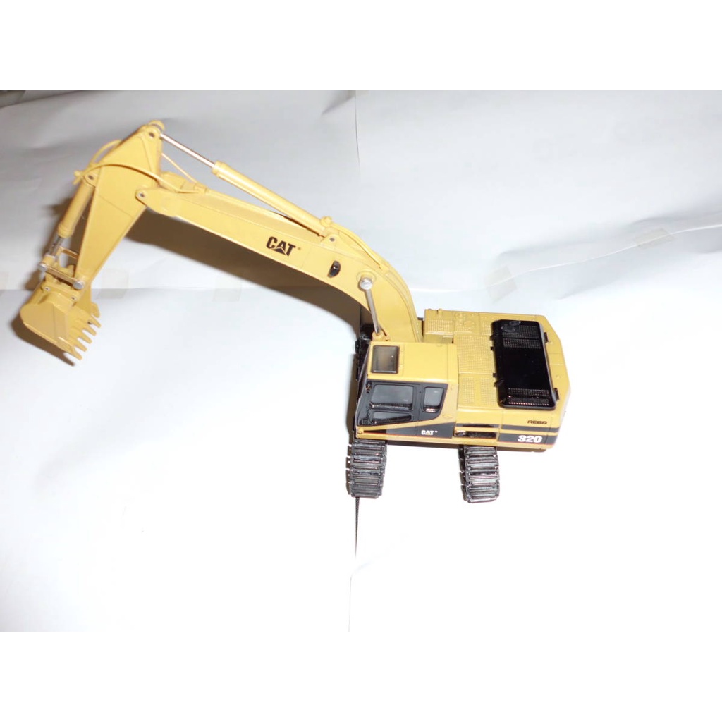 Mô hình Hiếm 1/40 Máy xúc đào bánh xích Caterpillar CAT 320 RE6R Rega - Made in Japan 1990
