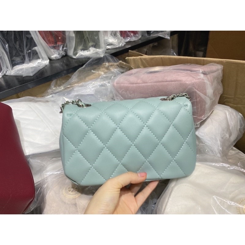 Túi Lyn ô trám huy hiệu đeo chéo ROXANNE S HANDBAGS