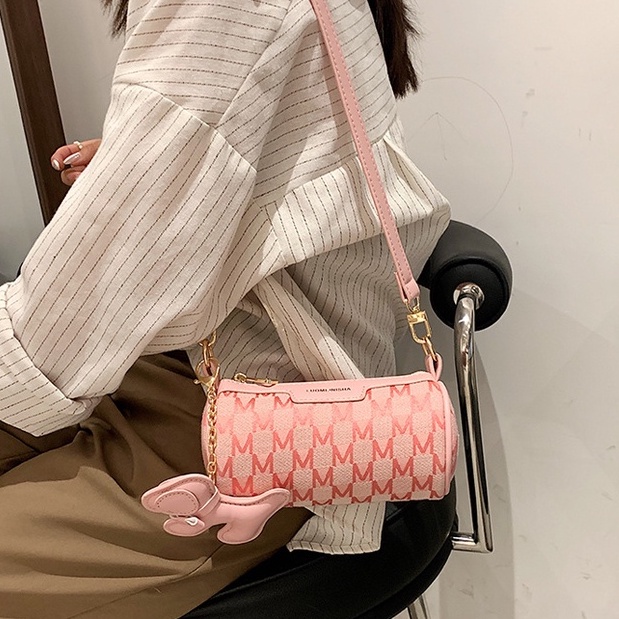Túi xách nữ thời trang Quảng Châu đeo vai đeo chéo dáng trống dài độc lạ kèm móc khoá hình cún Bag Ami