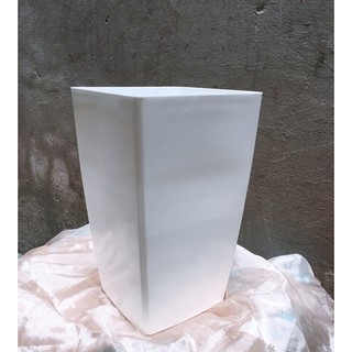 Chậu nhựa dáng vuông cao trồng cây giả, cây thật phong thủy trang trí nội thất (Kèm xốp và đá)