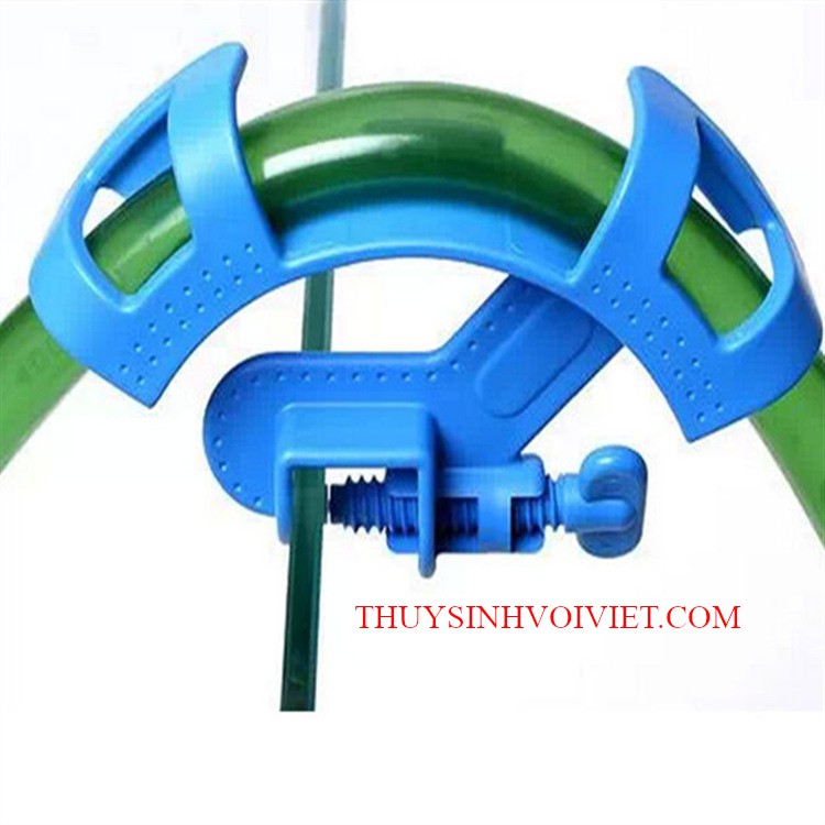 Kẹp ống mềm lên thành hồ khi thay nước cho hồ thủy sinh, hồ cá