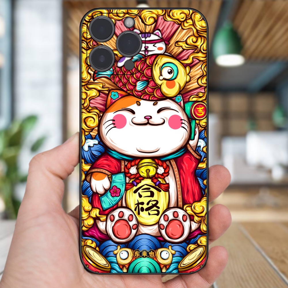 Ốp lưng iPhone 13 Pro Max dẻo đen cạnh vuông in hình Mèo Thần Tài dễ thương