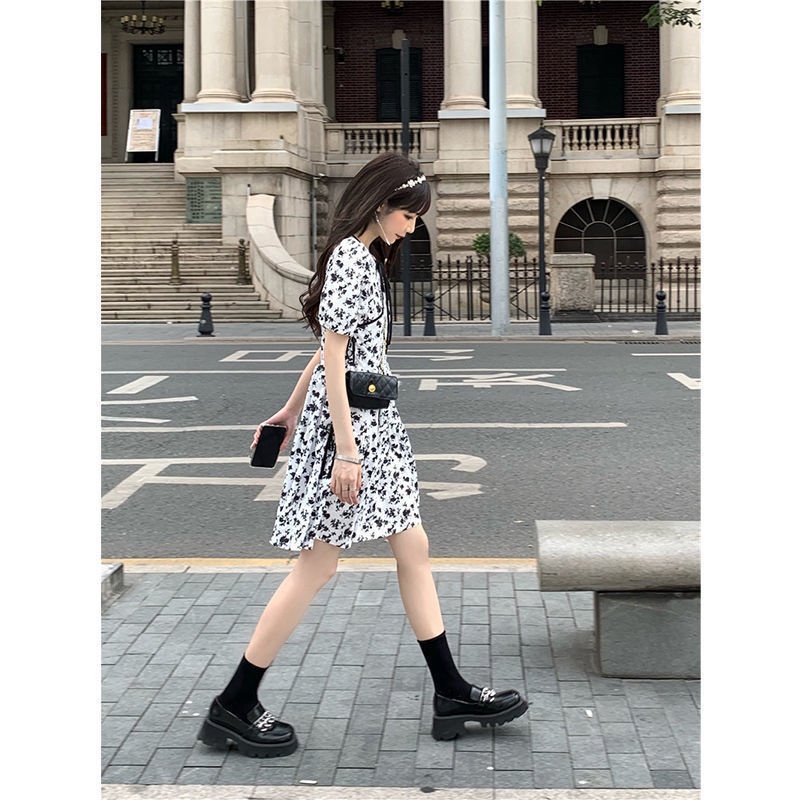 Đầm Chữ A Tay Ngắn Phồng Cổ Chữ V Họa Tiết Hoa Màu Trắng Đen Thời Trang Xuân Hè Phong Cách Hàn Quốc Cho Nữ