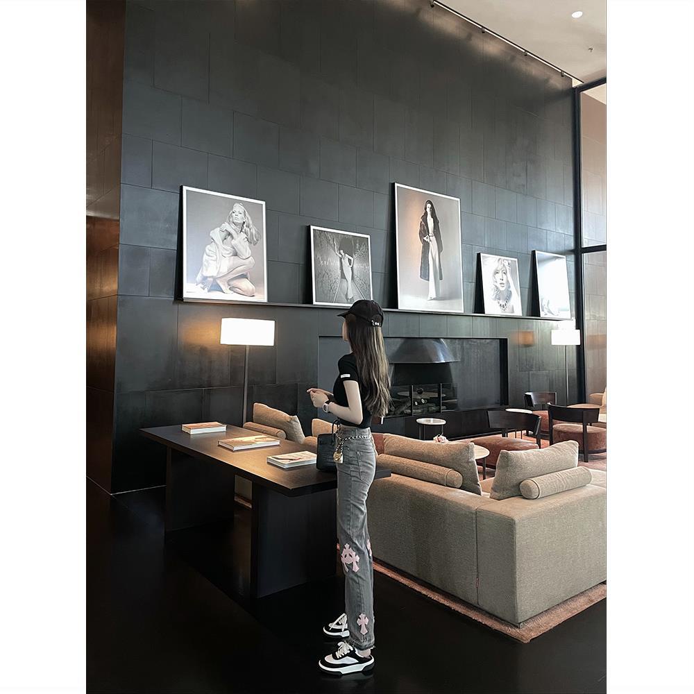 Quần jean ống thẳng dài họa tiết chữ thập màu hồng eo cao cho nữ