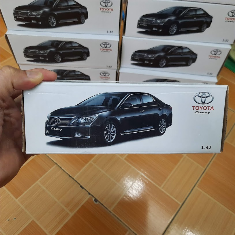 Mô hình xe ô tô Camry 2.4G đồ chơi trẻ em tỉ lệ 1:32 bằng sắt có đèn và âm thanh xe mở được các cửa