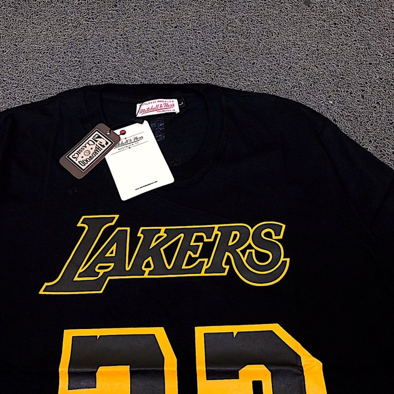 Áo Thun Đen In Chữ Mitchell And Ness X Lakers 23 + Nhãn Dán Cá Tính