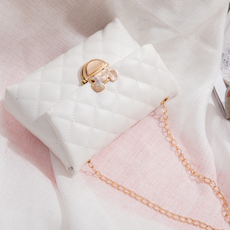 Túi Đeo Chéo Hình Vuông Nhỏ Có Khóa Hình Chuột Đính Đá Phối Dây Xích Đeo Một Bên Vai Đơn Giản Phong Cách Hàn Quốc Cho Nữ