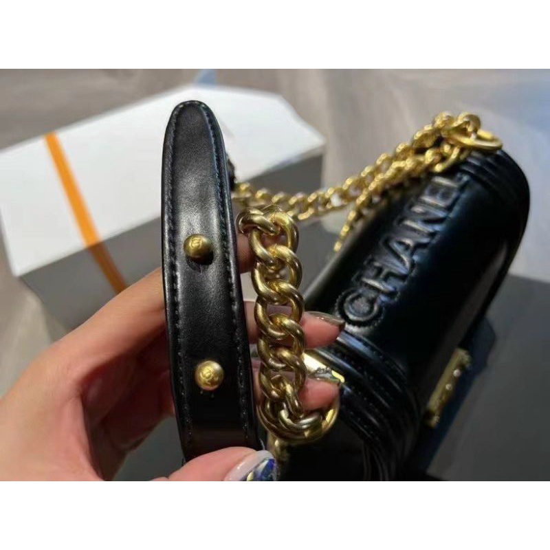 Túi xách CL màu đen.