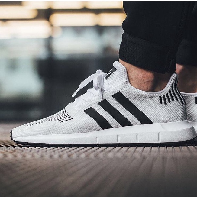Giày thể thao adidas swift run trắng