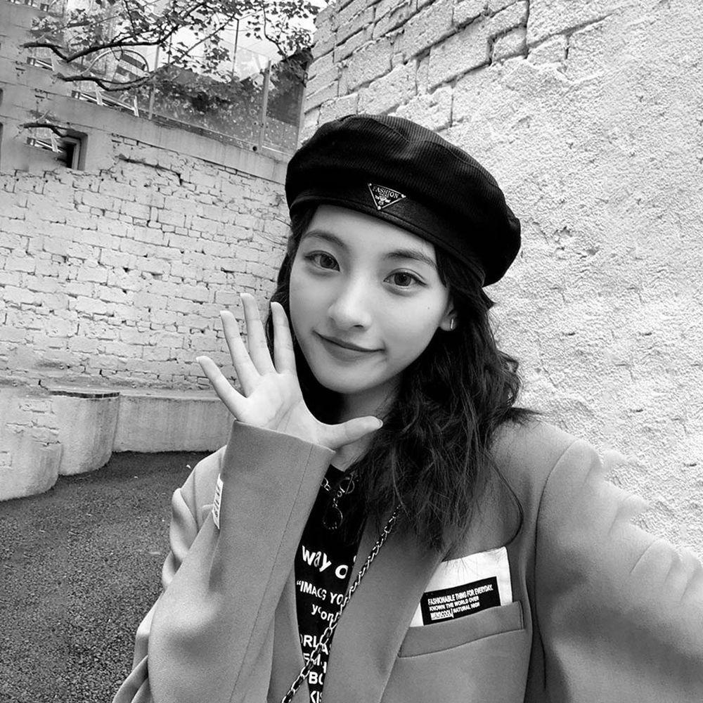 Mũ Beret Da Màu Trơn Đính Logo Kim Loại Hình Tam Giác Phong Cách Anh Quốc Thời Trang Mùa Đông Cho Nữ