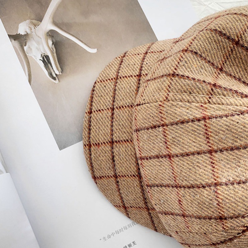 Nón beret họa tiết ca rô phong cách retro dễ phối đồ