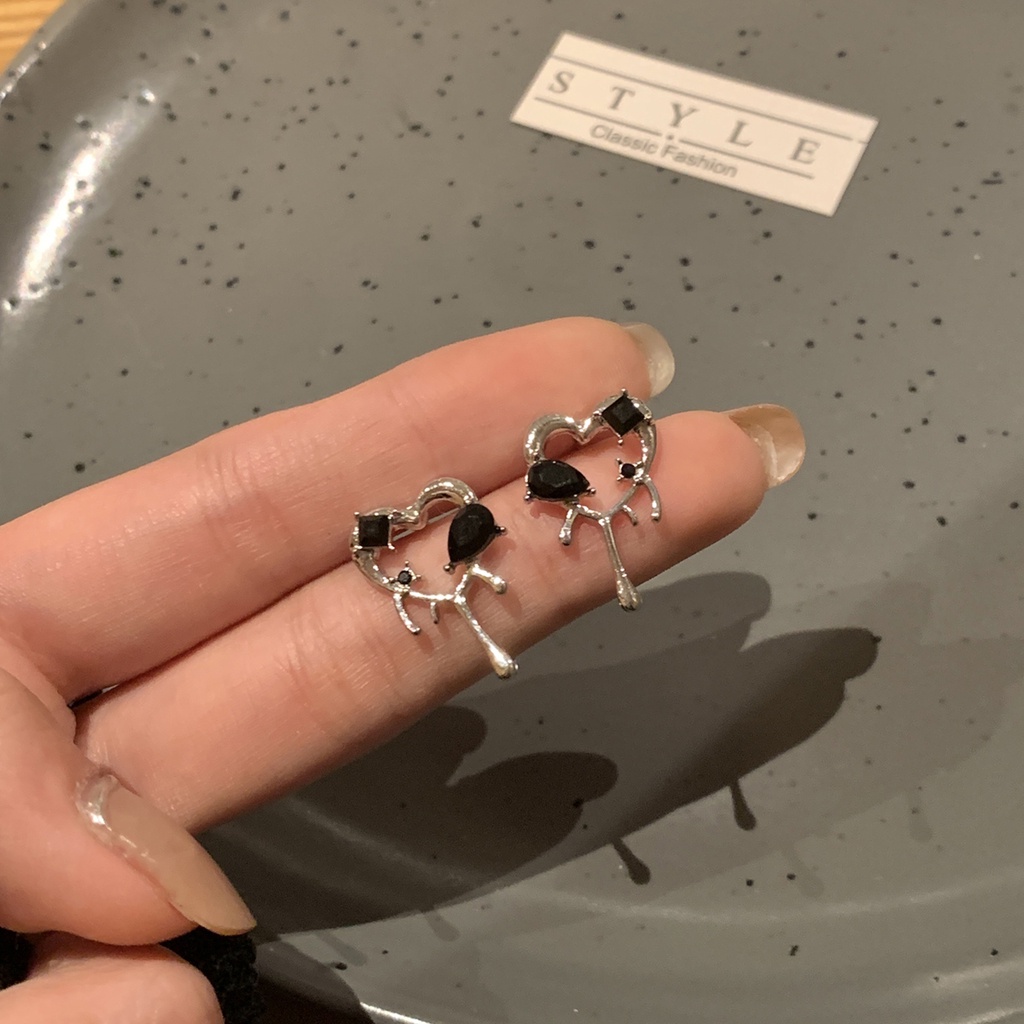 Khuyên Tai Nữ Hình Trái Tim Màu Đen Thời Trang