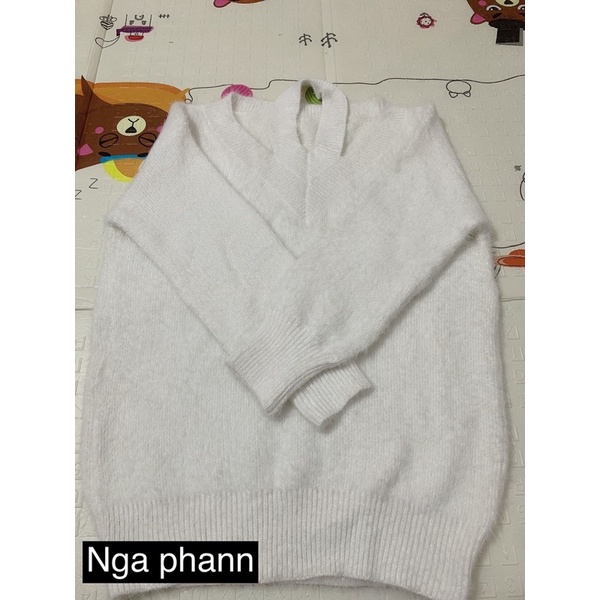 Áo len lông khoét vai