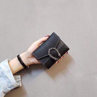 Ví cầm tay đầu rồng