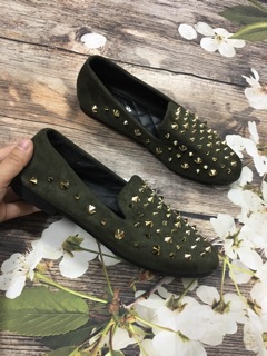 Giày bệt nạm đinh