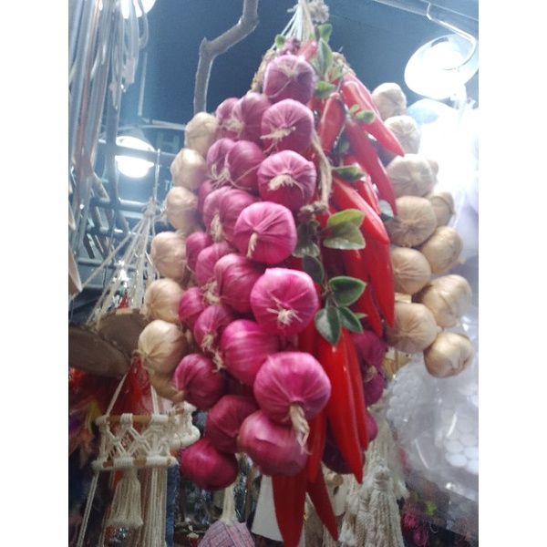 Xâu hành tỏi ớt nhựa mô hình treo trang trí trong tiệm nhìn đẹp như thật