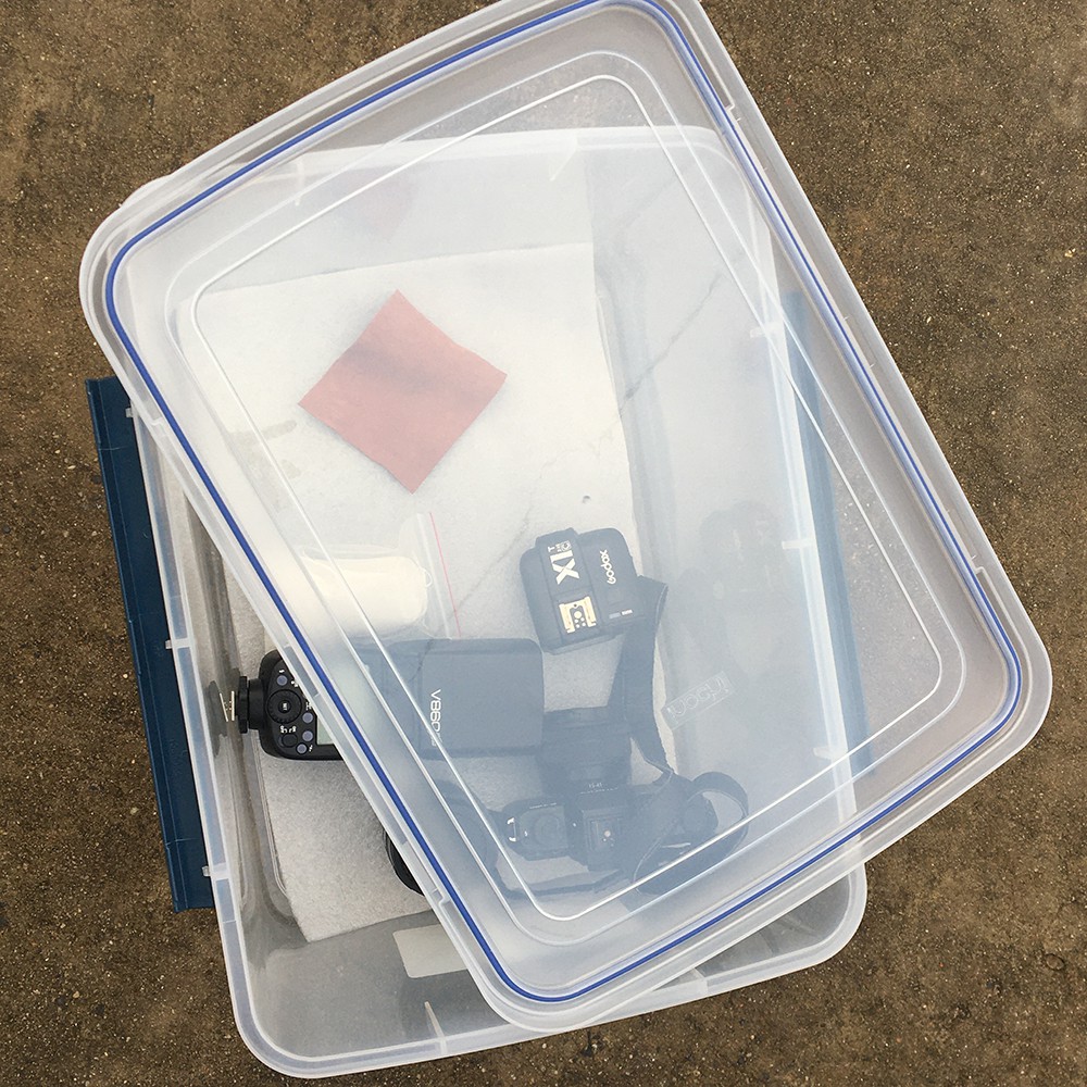 Combo hộp chống ẩm cho máy ảnh kích thước 30 lít tặng kèm khăn da cừu lau lens 10x10 cm