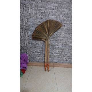 Chổi quét nhà bông cỏ quấn kẽm truyền thống dày dặn, chắc chắn, cầm nặng tay - Nhà sạch Store