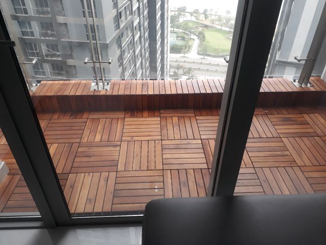 8 tấm ván sàn gỗ lót ban công