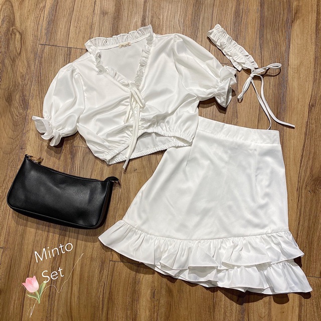 Set Đồ MinTo Set gồm áo croptop ôm body có chun rút kéo và chân váy lưng thun co giãn