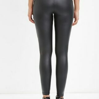 Quần legging giả da F21