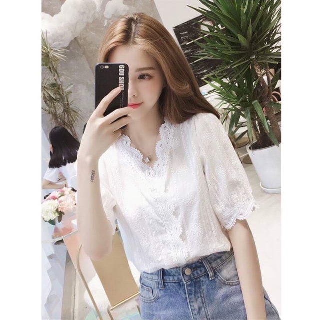 Áo thêu ren cổ chữ V