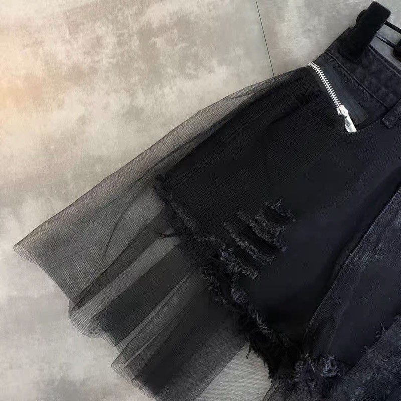 Quần shorts bò chân váy ren đen