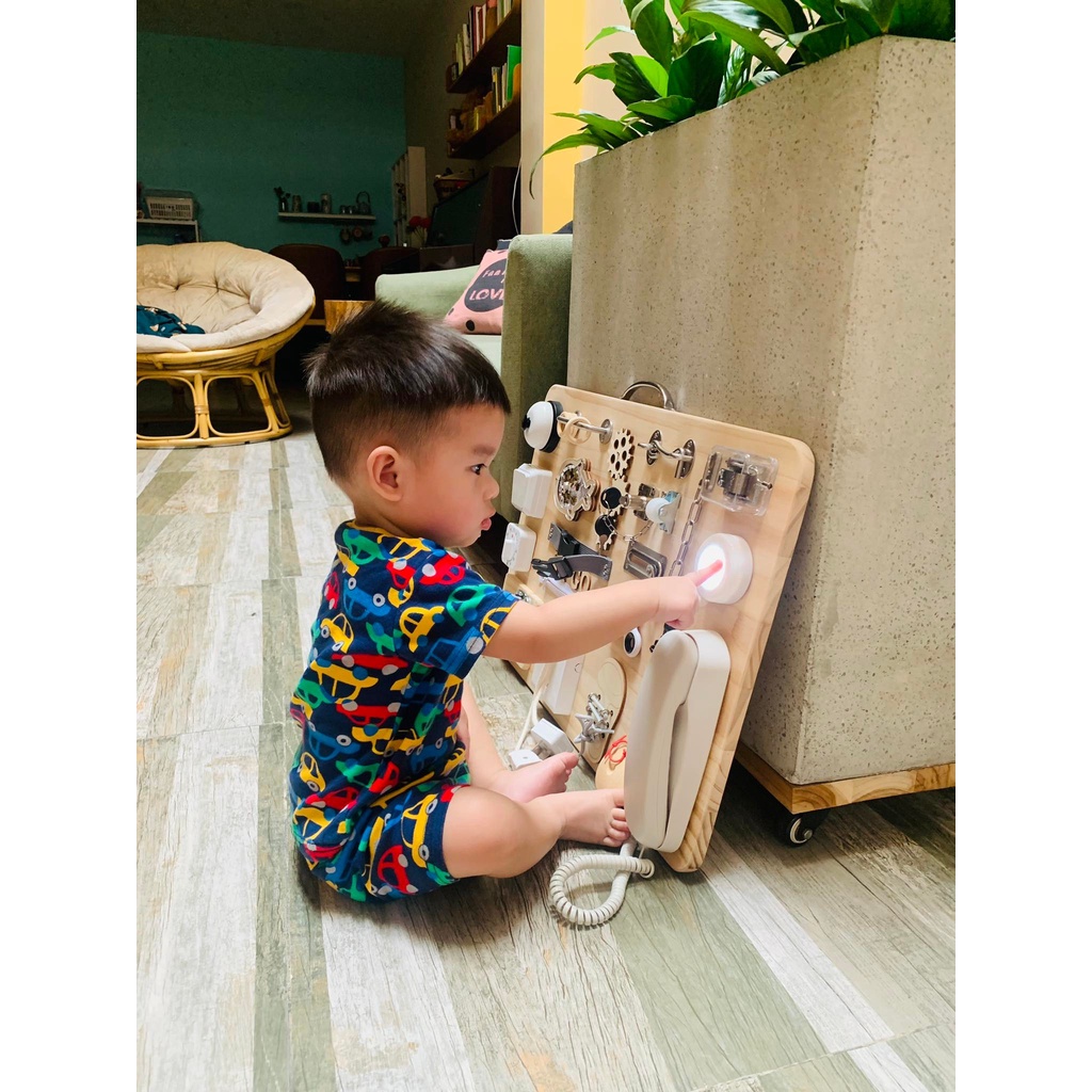 Đồ chơi Bảng Bận Rộn Gỗ 25 chi tiết Busy Board cao cấp không sắc nhọn không sơn màu an toàn cho bé - Có gắn tên