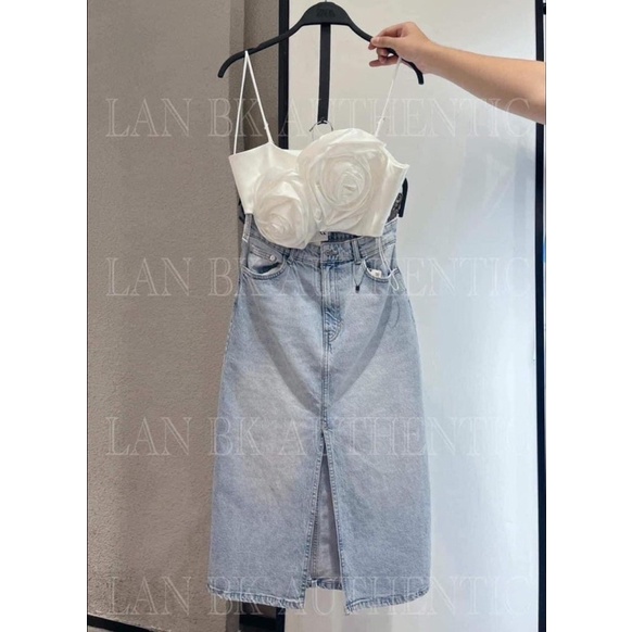 Chân váy jeans xanh xẻ trước dáng dài