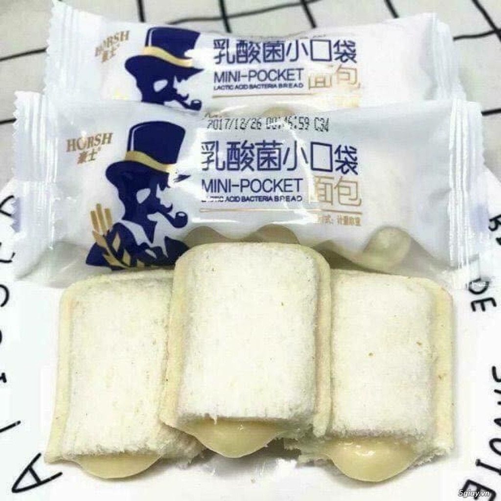 Bánh sữa chua ông già Horsh, vỏ mềm, nhân bánh đặc sánh, vị ngọt vừa phải xen lẫn vị chua nhẹ