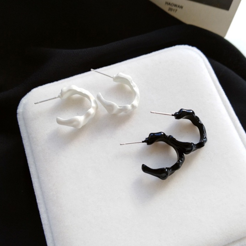 1 đôi bông tai ngắn hình chữ C màu sắc đơn giản cá tính