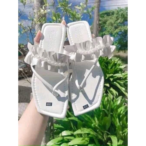 Dép bệt kiểu xỏ ngón quai thun kèm ngọc.nền da mang bao êm. nắng mưa đều mang được. cam kết như hình.