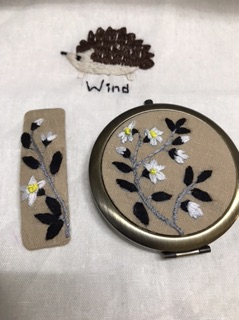 Gương mini thêu tay