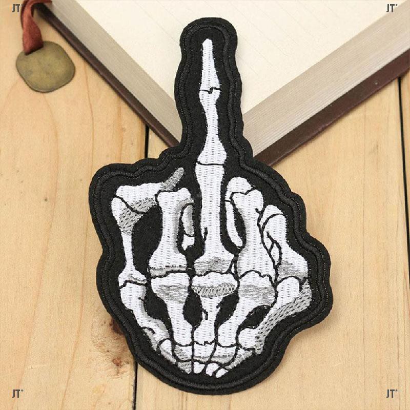 Sticker Ủi Thêu Hình Đầu Lâu Và Ngón Tay Giữa