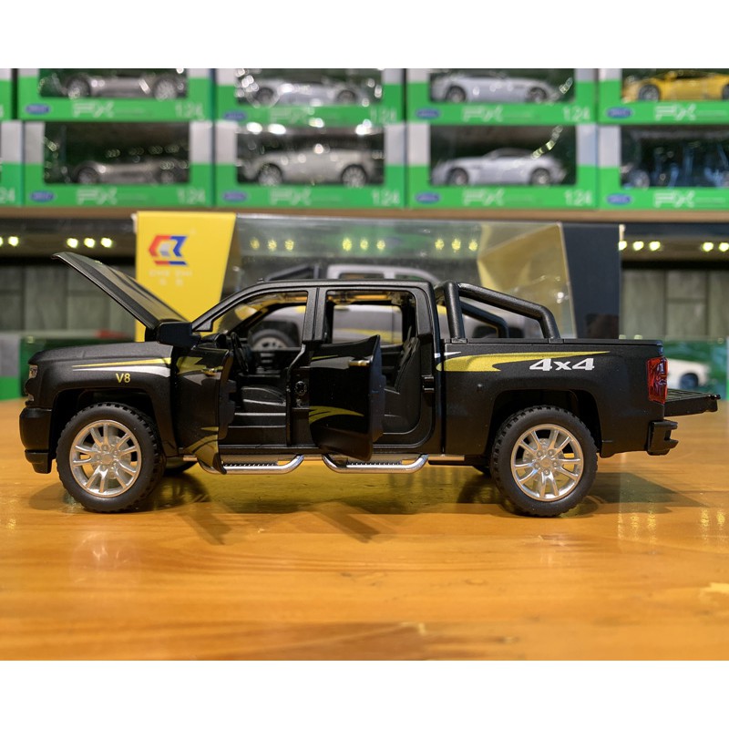 Mô hình xe bán tải Chevrolet Silverado V8 tỉ lệ 1:32 hãng Chezhi màu đen