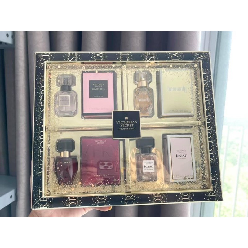 Set 4 chai nước hoa của Victoria secret .