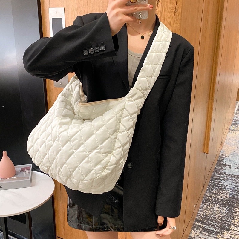 Túi phao to đeo chéo Jennie trắng đen