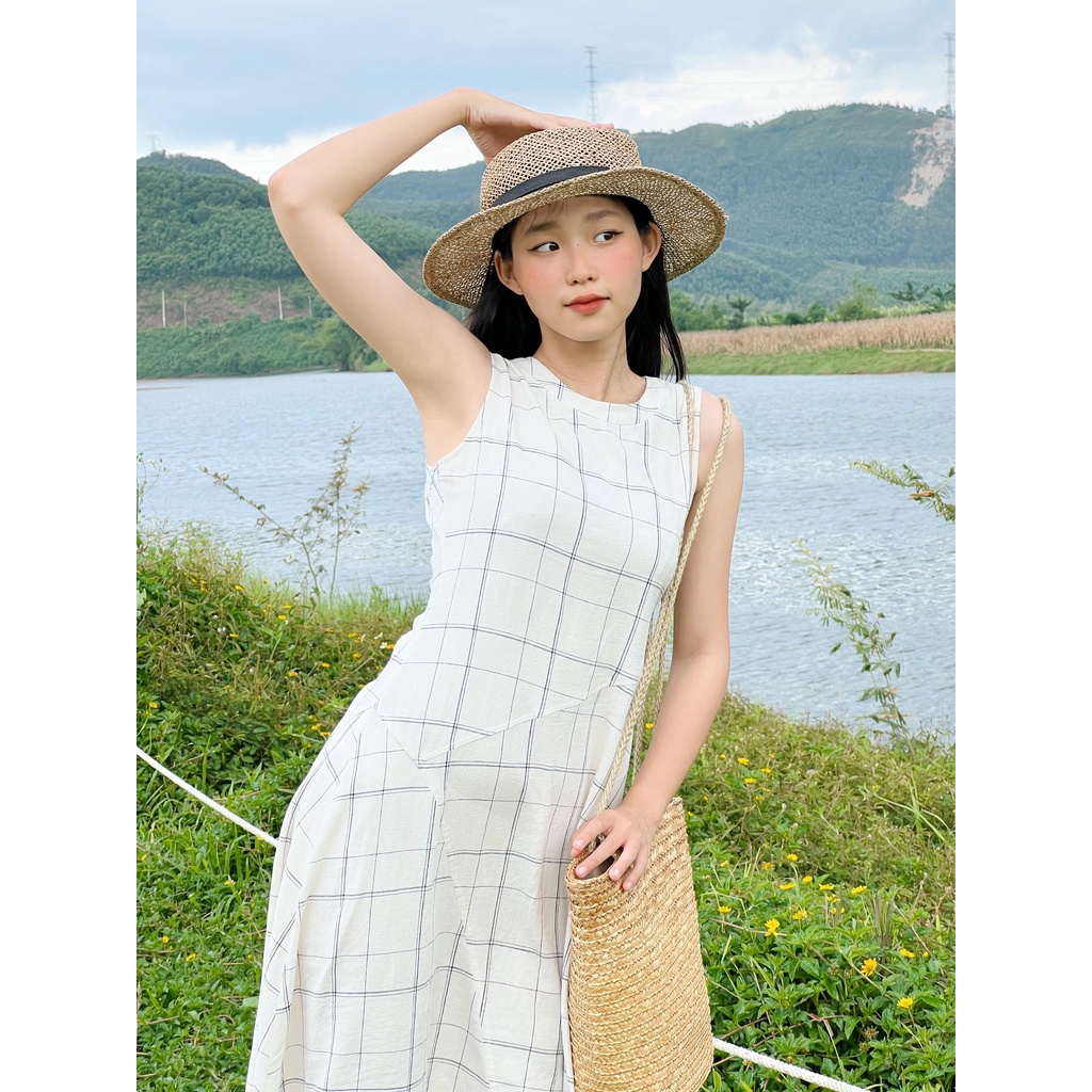 Đầm midi sát nách thời trang nữ cổ tròn tà xéo thời trang GAGO hoạ tiết caro trắng sữa GG4020